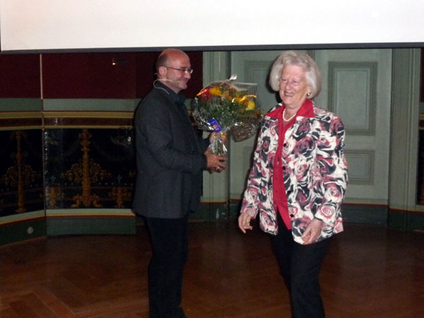 Liselotte überreicht Gerhard einen Blumenstrauss